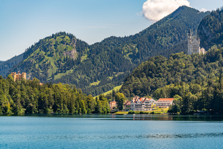 Der Alpsee in Bayern ist ein Urlaubsort.
