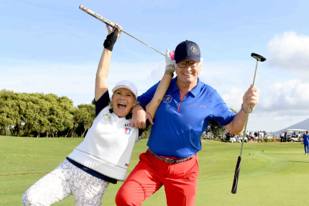 Marianne und Michael Hartl beim Golfen.
