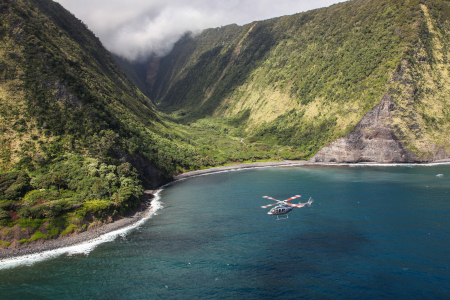 Abgelegene Küsten auf fernen Inseln lassen sich am besten mit dem Helikopter entdecken.