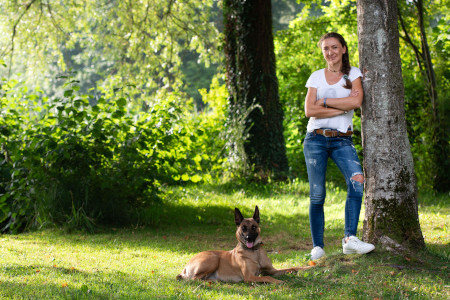 Gemeinsam mit ihrem Hund geht Susanne Freist in der Natur spazieren.
