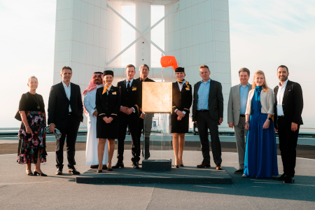Cast Studio präsentiert den goldenen Würfel auf dem Hubschrauberlandeplatz.