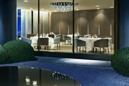 Im The Ritz-Carlton in Wolfsburg ist das Restaurant Aqua.