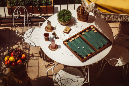 Am Wochenende spielen die Gäste Backgammon.