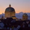 Ein Blick auf die Dächern von Bern bei Nacht.