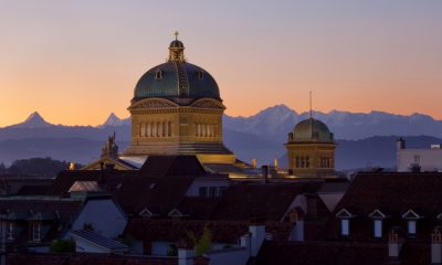 Ein Blick auf die Dächern von Bern bei Nacht.