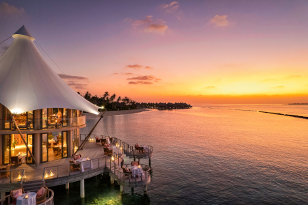 Die Sonne geht auf den Malediven unter. 