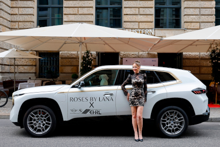 Lana Mueller posiert mit einem BMW vor dem Restaurant Austernbank in Berlin.