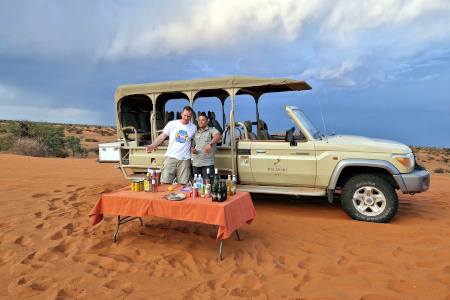 Picknick in der Wüste neben dem Jeep.