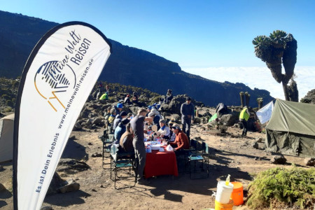 Die Teilnehmer von Meine Welt Reisen frühstücken auf dem Kilimanjaro.