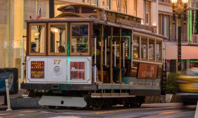 Am Hotel Stratford in San Francisco fährt eine Straßenbahn vorbei.