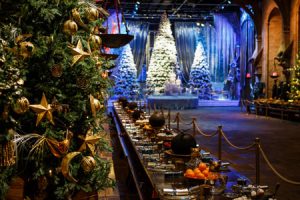Die festlich geschmückte Große Halle erstrahlt wie beim legendären Weihnachtsball aus „Harry Potter und der Feuerkelch“