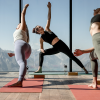 Frauen die Yoga machen