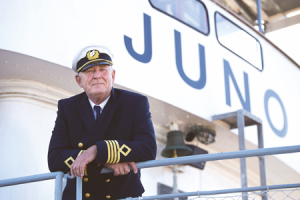 Der Kapitän der MS Juno im Gotakanal