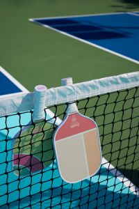 Bild von 2 Pickleball-Schlägern die am Netz stecken
