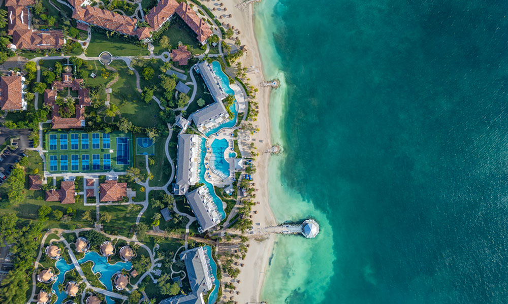 Luftbild von Sandals Ressort mit den Pickleball-Plätzen