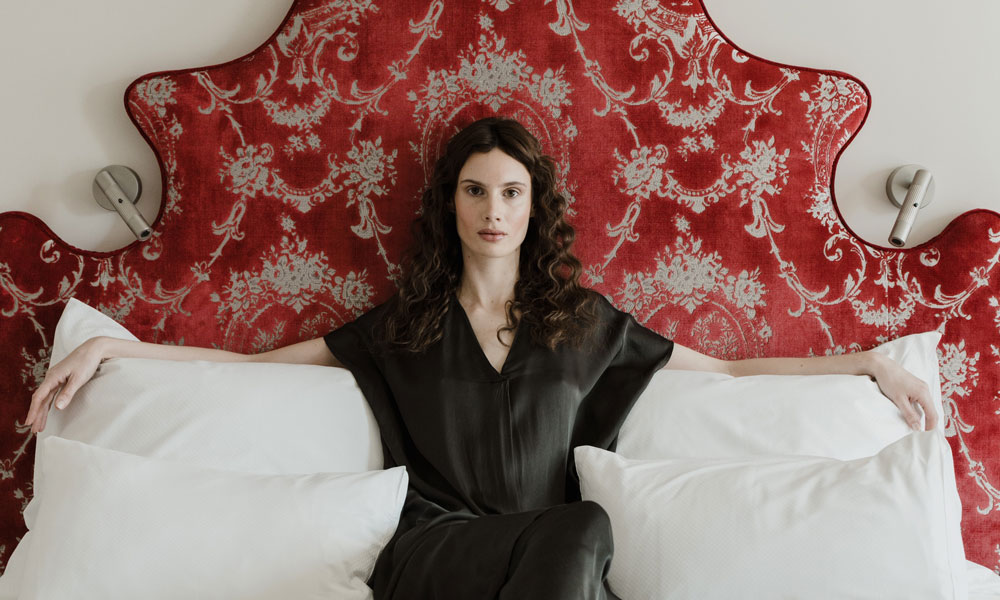 Build einer Dame im Bett des Deluxe Zimmers