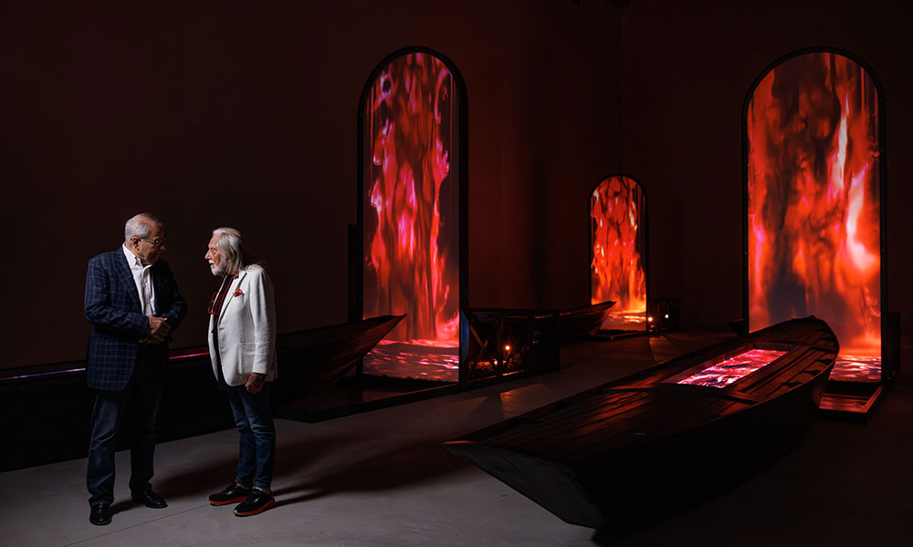 Fabrizio Plessi vor seinem Kunstwerk