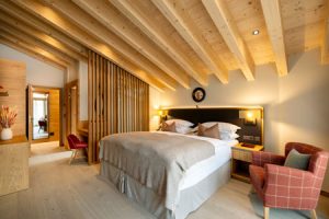 Die großen gemütlichen Zimmer laden zum Entspannen ein