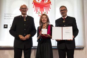 Johanna Penz bei der Verleihung des Verdienstkreuzes