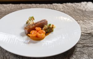 Teller mit alpine Aromen mit moderner Raffinesse