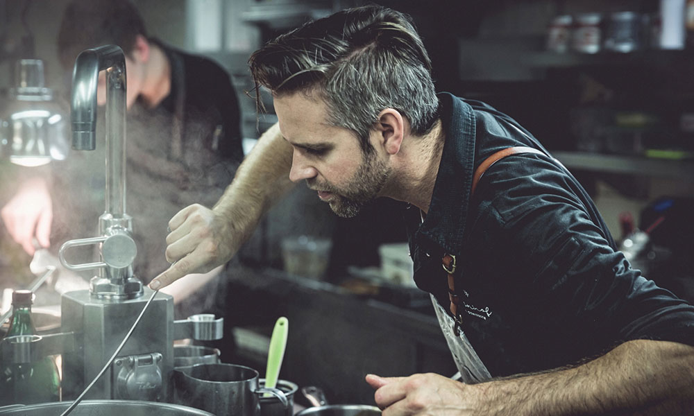 Die begehrteste Auszeichnung geht ins Salzburger Land: Der Guide Gault Millau kürt Vitus Winkler zu „Österreichs Koch des Jahres