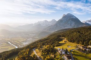 Geprägt von klarer Bergluft und farbenfrohen Wanderwegen wird die alpine Umgebung selbst zum Erlebnis der Erholung