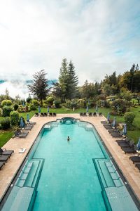 Eingebettet auf dem Seefelder Hochplateau bietet der Panorama-Pool einen Ausblick auf die herbstliche Alpenlandschaft