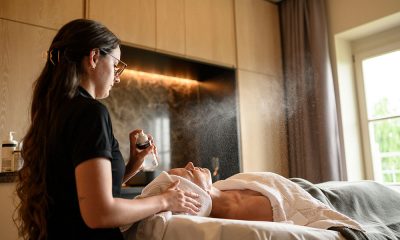 Auf über 5.400 Quadratmetern lädt das Saunadorf im traditionellen Tiroler Stil zu einer bewussten Auszeit ein