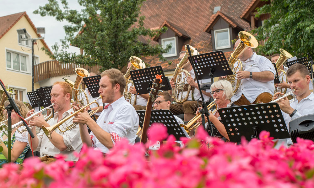 Beim Bayrischen Abend verwandelt sich der Treuchtlinger Schlossgraben in einen musikalisch-bayerischen Biergarten