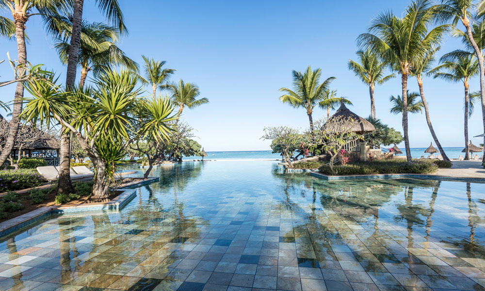 Moderne Poollandschaft mit Blick auf den Indischen Ozean