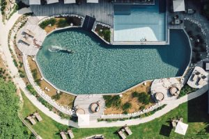 Der Naturbadesee des großzügigen pure nature.spa