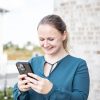 Saskia Richardsen mit Smartphone in der Hand beim Arbeiten an Social-Media-Content