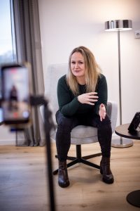 Saskia Richardsen vor der Kamera beim Erstellen von Social-Media-Content