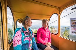 In den bunten Gondeln der Kampenwandseilbahn in Aschau kommt ein Hauch Nostalgie auf