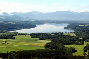 Die Radtour um den Simmsee führt durch eine abwechslungsreiche Voralpenlandschaft