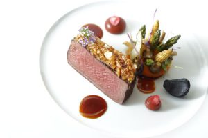 Seine Gerichte vereinen japanische Klarheit und handwerkliche Finesse mit mediterraner Aromatik sowie zeitgemäßen europäischen Einflüssen