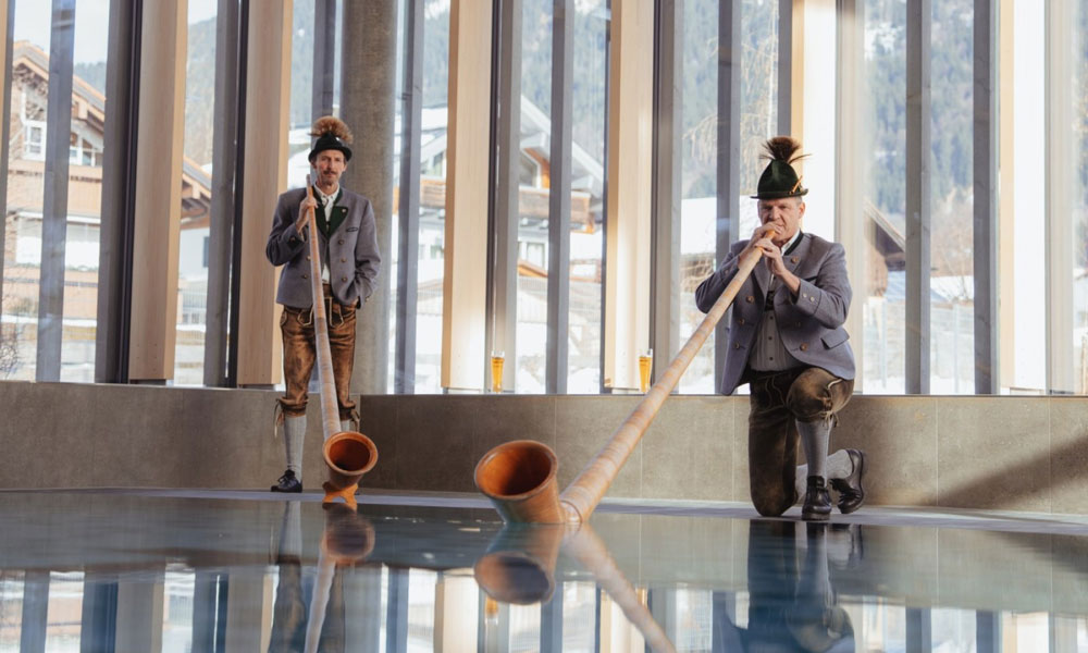 Die feierliche Thermeneröffnung im Januar begleitet von Alphornbläsern