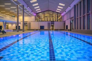 Das große Sportbecken sorgt für einen aktiven Ausgleich
