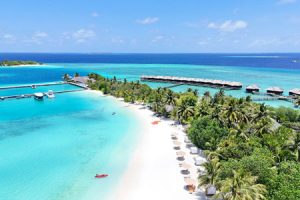 Sicht auf das Sheraton Maldives Full Moon Resort & Spa aus der Luft