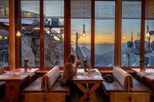 Frühstück mit Bergpanorama im Gipfelrestaurant