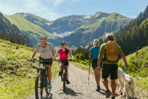 Wanderer und Radfahrer © Tourismus Oberstdorf, Alexander Fuchs