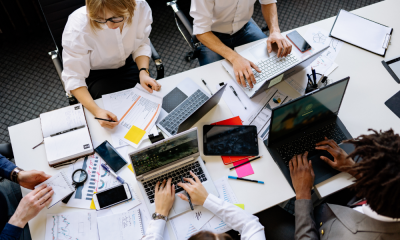Büro viele Menschen © Canva