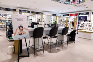 Styling Lounge Douglas Store München ©Jesica Kassner für DKMS