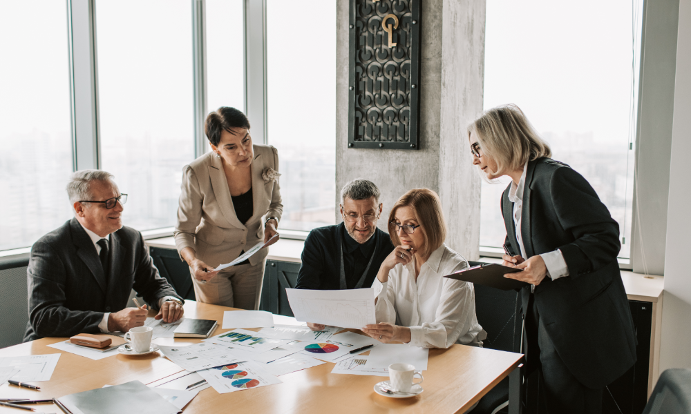 Büro Meeting ©Canva