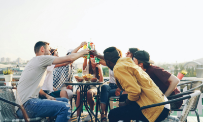 Menschen gemeinsam an einem Tisch © Canva