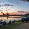 Entspannter Sundowner an einem Flussarm im Okavango Delta