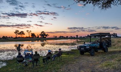 Entspannter Sundowner an einem Flussarm im Okavango Delta