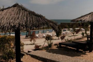 Chalkidiki Strand mit Liegen © Canva