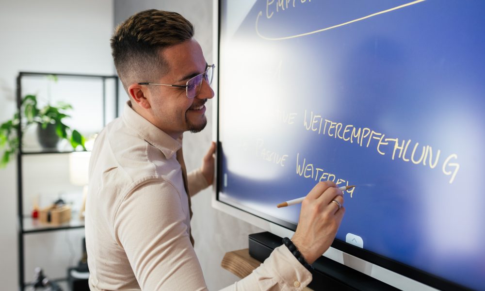 Manuel Spors zeigt Empfehlungsstrategien an einem Board Empfehlungen