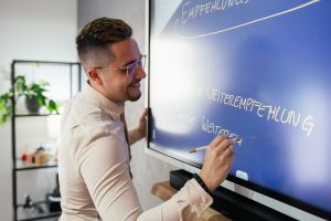 Manuel Spors zeigt Empfehlungsstrategien an einem BoardEmpfehlungen